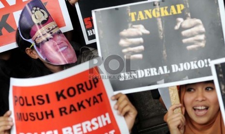  Massa yang tergabung dalam Koalisi Anti Korupsi melakukan aksi damai di kantor Komisi Pemberantasan Korupsi di Jakarta, Kamis (4/10). (Tahta Aidilla/Republika)