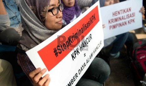  Massa yang tergabung dalam Koalisi Anti-Mafia Tambang menggelar aksi unjuk rasa di Gedung KPK, Jakarta, Jumat (13/3).  (Republika/Wihdan)