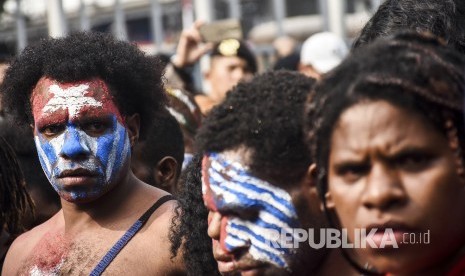 Massa yang tergabung dalam Mahasiswa Papua melakukan aksi solidaritas di Jalan Asia Afrika, Kota Bandung, Selasa (27/8). 