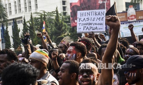 Massa yang tergabung dalam Mahasiswa Papua melakukan aksi solidaritas di Jalan Asia Afrika, Kota Bandung, Selasa (27/8). 