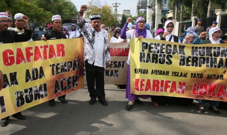 Massa yang tergabung dalam Masyarakat Cinta Syariat menggelar unjuk rasa ketika berlangsungnya sidang perdana pengurus Gerakan Fajar Nusantara (Gafatar) Aceh di Pengadilan Negeri Banda Aceh, Aceh, Selasa (7/4). 