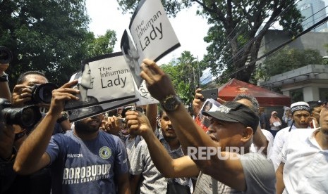 Massa yang tergabung dalam Masyarakat Profesional Indonesia bagi Solidaritas Muslim Rohingya membakar poster sang peraih nobel perdamaian Aung San Suu Kyi saat melakukan aksi unjuk rasa di depan Kedutaan Besar Myanmar, Jl Agus Salim, Jakarta, Sabtu (2/9).