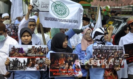 Massa yang tergabung dalam Masyarakat Profesional Indonesia bagi Solidaritas Muslim Rohingya melakukan aksi unjuk rasa di depan Kedutaan Besar Myanmar, Jl Agus Salim, Jakarta, Sabtu (2/9). 