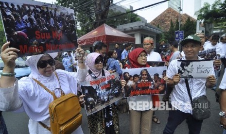 Massa yang tergabung dalam Masyarakat Profesional Indonesia bagi Solidaritas Muslim Rohingya melakukan aksi unjuk rasa di depan Kedutaan Besar Myanmar, Jl Agus Salim, Jakarta, Sabtu (2/9).