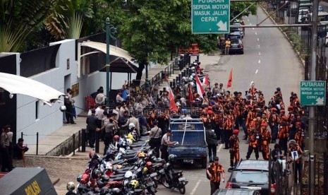  Massa yang tergabung dalam Pemuda Pancasila berunjuk rasa di depan Gedung Kedubes Australia di Jakarta, Selasa (26/11). (Republika/Agung Supriyanto)