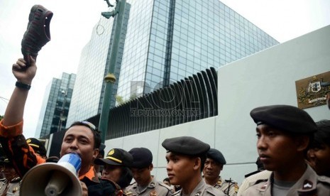  Massa yang tergabung dalam Pemuda Pancasila berunjuk rasa di depan Gedung Kedubes Australia di Jakarta, Selasa (26/11). (Republika/Agung Supriyanto)