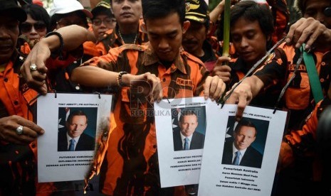  Massa yang tergabung dalam Pemuda Pancasila berunjuk rasa di depan Gedung Kedubes Australia di Jakarta, Selasa (26/11). (Republika/Agung Supriyanto)