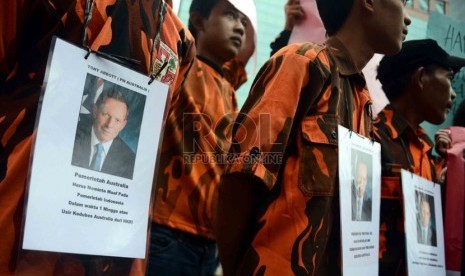  Massa yang tergabung dalam Pemuda Pancasila berunjuk rasa di depan Gedung Kedubes Australia di Jakarta, Selasa (26/11). (Republika/Agung Supriyanto)