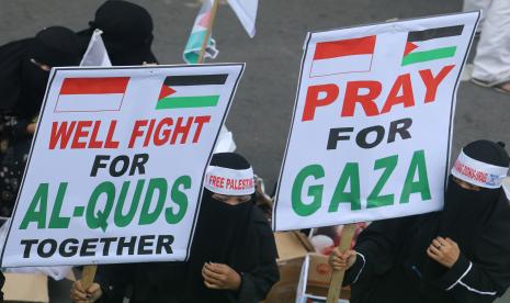 Massa yang tergabung dalam Pergerakan Umat Islam Kediri Raya membawa poster dukungan untuk Palestina saat aksi solidaritas di Kota Kediri, Jawa Timur, Sabtu (29/5/2021). Aksi dukungan kepada Palestina tersebut sekaligus sarana menggalang donasi untuk membantu rakyat Palestina pascaserangan Israel.