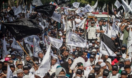 Massa yang tergabung dalam Persaudaraan Alumni (PA) 212 Solo Raya mengikuti acara Tabligh Akbar di Solo, Jawa Tengah, Ahad (13/1/2019).