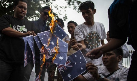  Massa yang tergabung dalam Relawan Nasionalis Kebangsaan membakar kertas bergambar bendera Australia di depan Gedung Agung, Yogyakarta, Rabu (20/11).  (Antara/Sigid Kurniawan)