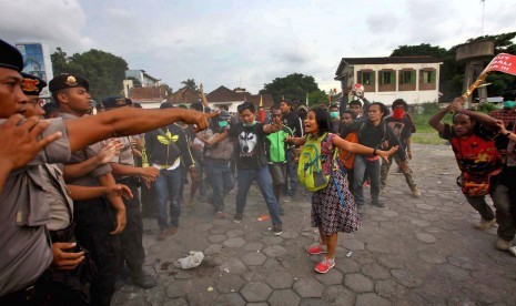  Massa yang tergabung dalam Solidaritas Perjuangan Demokrasi terlibat kericuhan dengan petugas kepolisian saat menggelar aksi solidaritas untuk kelompok Lesbian, Gay, Biseksual dan Transgender (LGBT) di Jalan Sudirman, DI Yogyakarta, Selasa (23/2). 