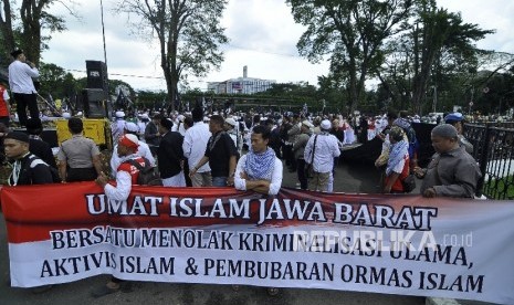 Massa yang tergabung dalam Aliansi Pergerakan Islam (API) melakukan aksi bela ulama di depan Gedung Sate Jalan Diponegoro, Kota Bandung, Jumat (2/6). 