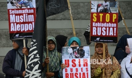  Massa yang tergabung dari Hizbut Tahrir Indonesia melakukan aksi di depan Kedutaan Besar Rusia, Jakarta, Jumat (16/12). 