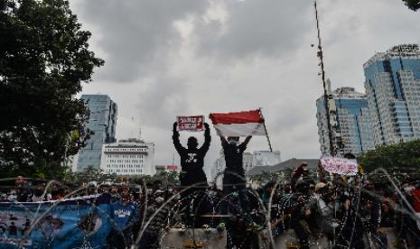 Massa yang tergabung dari masyarakat sipil dan mahasiswa melakukan aksi di kawasan Patung Kuda, Jakarta, Selasa (20/10).