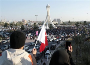 Massa demonstran menduduki Bundaran Mutiara di Manama, Bahrain