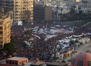 Massa masih berkumpul di Tahrir Square. pemerintahan Hosni Mubarak melakukan berbagai upaya untuk mengakhiri aksi demonstrasi.