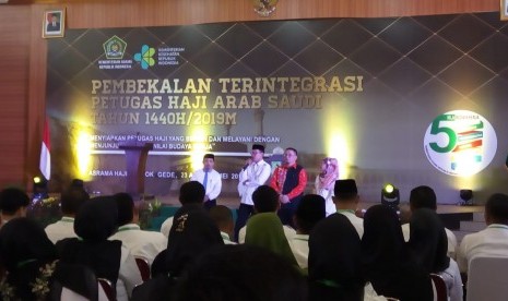 Master of Training Pembekalaan Terintegrasi Petugas Arab Saudi, Affan Rangkuti (kedua kiri), saat memberikan pengarahan kepada 1.150 calon petugas haji di Asrama Haji Pondok Gede, Jakarta, Selasa (23/4).