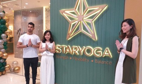 Master Yoga Rajesh Pokharel, Cofounder Star Yoga Micheala Anggono, Founder Star Yoga Cindy Purnama Juwono (kiri ke kanan) di Grand Opening, Star Yoga, Mall Artha Gading, Kelapa Gading, Jakarta Utara, Jumat (6/9).