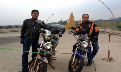 Masudi (kiri) dan Mulyadi (kanan) bersama motor kesayangan.