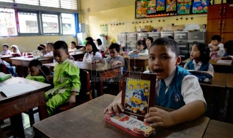 Masuk Pertama Sekolah: Siswa kelas 1 Sekolah Dasar Negeri (SDN) Menteng 03 Pagi, Jakarta Pusat mengikuti pengenalan sekolah saat masuk pertama, Senin (27/7).