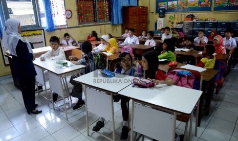 Masuk Pertama Sekolah: Siswa kelas 1 Sekolah Dasar Negeri (SDN) Menteng 03 Pagi, Jakarta Pusat mengikuti pengenalan sekolah saat masuk pertama, Senin (27/7).