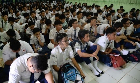 Masuk Pertama Sekolah: Siswa kelas 10 Sekolah Menengah Atas Negeri SMAN) 70 mengikuti Masa Orientasi Siswa (MOS) di Aula SMAN 70, Jakarta, Senin (27/7). 