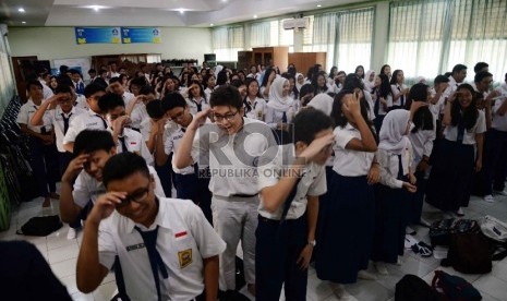 Masuk Pertama Sekolah: Siswa kelas 10 Sekolah Menengah Atas Negeri SMAN) 70 mengikuti Masa Orientasi Siswa (MOS) di Aula SMAN 70, Jakarta, Senin (27/7). 