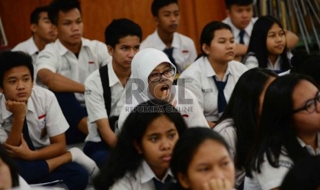 Masuk Pertama Sekolah: Siswa kelas 10 Sekolah Menengah Atas Negeri SMAN) 70 mengikuti Masa Orientasi Siswa (MOS) di Aula SMAN 70, Jakarta, Senin (27/7). 