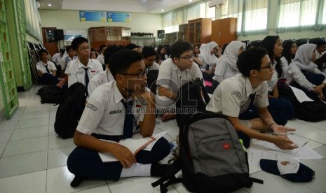 Masuk Pertama Sekolah: Siswa kelas 10 Sekolah Menengah Atas Negeri SMAN) 70 mengikuti Masa Orientasi Siswa (MOS) di Aula SMAN 70, Jakarta, Senin (27/7). 