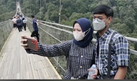 Pengunjung di Kawasan Objek Wisata Situ Gunung Taman Nasional Gunung Gede Pangrango (TNGGP) Kadudampit, Sukabumi. Pemkot Sukabumi akan fokus mengembangkan walking tourism pada tahun ini.