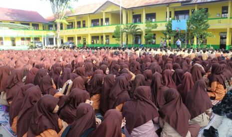 Masyarakat Aceh di 23 kabupaten dan kota secara serentak menggelar shalat ghaib untuk almarhum Baharuddin Jusuf Habibie. Shalat ghaib digelar bakda shalat Jumat (13/09) di daerah masing-masing. 