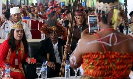 Masyarakat adat berfoto di sela kegiatan Kongres Masyarakat Adat Nusantara V, di Deli Serdang, Sumatra Utara, beberapa waktu lalu. 