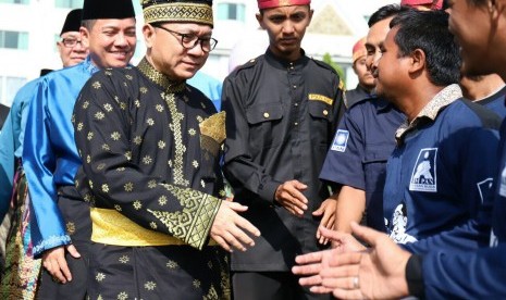 Masyarakat Adat Melayu Riau melaksanakan upacara adat Tepuk Tepung Tawar untuk memberikan dukungan moral dan doa untuk Ketua MPR RI, Zulkifli Hasan, Sabtu (24/1).