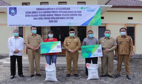 Masyarakat Air Belo Terima Kartu BPJS Ketenagakerjaan dari Gubernur Babel.