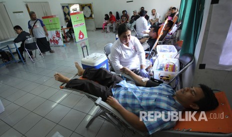 Masyarakat antre melakukan donor darah dalam rangkaian kegiatan Muhasabah Akhir Tahun bersama Republika Jawa Barat, di Masjid Pusdai, Kota Bandung, Ahad (31/12).