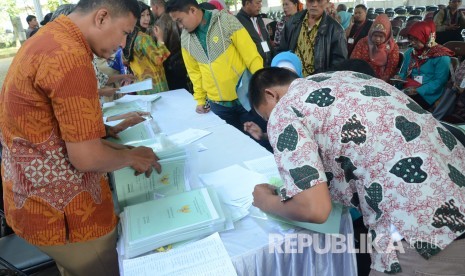 Masyarakat antre mengambil sertifikat tanah (ilustrasi)