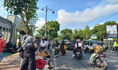 Masyarakat antusias melihat kepulangan Presiden Prabowo Subianto dan jajarannya dari Akmil Magelang, Jawa Tengah, Ahad (27/10/2024). Sejak Ahad pagi, masyarakat telah berkumpul di depan gerbang Akmil Magelang.