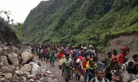 Masyarakat asli Kimbeli dan Banti, Tembagapura, Mimika, Papua. Kontak tembak antara KKB dan aparat terjadi di Banti pada malam pergantian tahun.