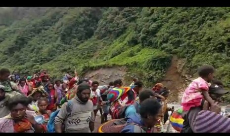 Masyarakat asli Kimbeli dan Banti, Tembagapura, Mimika, Papua dievakuasi ke Gedung Emeneme, Timika, Papua.