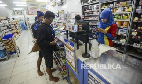 Masyarakat Baduy Dalam belanja di sebuah minimarket seusai menyampaikan pendapatnya saat Gelaran Seba Baduy di hadapan Ibu dan Bapak Ageung atau Kepala Daerah di Pendopo Kabupaten Rangkasbitung, Kabupaten Lebak, Banten, Jumat (28/4). 