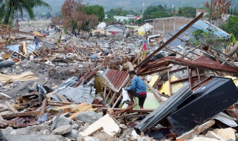 Masyarakat Balaroa, Palu, Sulawesi Tengah (Sulteng) mencoba mencari sisa-sisa berharga dari rumahnya yang hancur karena bencana gempa, tsunami, dan likuefaksi, seperti surat, besi, pakaian, Sabtu (27/10).