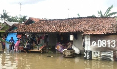 Masyarakat belum menanggapi serius imbauan menjaga kebersihan yang digaungkan pemda selama ini. Tampak banjir yang menggenangi wilayah Karawang, Jawa Barat