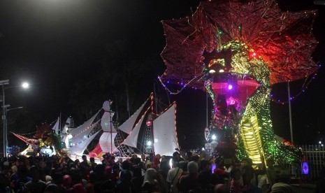 Masyarakat Bengkulu memadati arena Telong-Telong pada acara Festival Tabot 2015 di Bengkulu, Rabu (21/10). Arak Telong-Telong menjadi bagian dari rangkaian acara Festival Tabot Bengkulu 2015 yang berlangsung 1-10 Muharam 1437 H