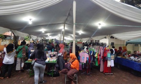 Masyarakat berbelanja di Bazar Ramadhan yang diadakan oleh Senat Mahasiwa BSI kampus Woltermonginsidi, di GOR Mampang Prapatan, Ahad (19/6/2016).