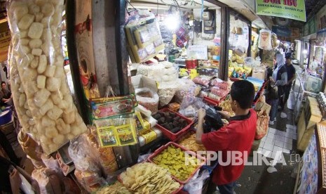 Masyarakat berbelanja sembako di kios kelotong, Pasar Kosambi, Kota Bandung, Kamis (9/6). Saat ini harga kebutuhan pokok sebagian besar mengalami kenaikan harga seiring meningkatnya permintaan pasar. (Republika/Edi Yusuf)