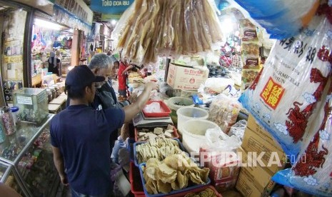 Masyarakat berbelanja sembako di kios kelotong, Pasar Kosambi, Kota Bandung, Kamis (9/6). Saat ini harga kebutuhan pokok sebagian besar mengalami kenaikan harga seiring meningkatnya permintaan pasar. (Republika/Edi Yusuf)