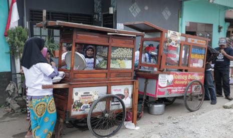 Masyarakat berbondong-bondong memadati agenda Jumat berkah di Jalan Raya Puspitek RT10/03, Kelurahan Muncul, Kecamatan Setu, Kota Tangerang Selatan, Banten. 