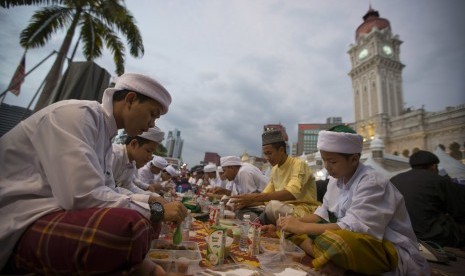 Masyarakat berbuka puasa di kawasan Merdeka Square, Kuala Lumpur, Malaysia.