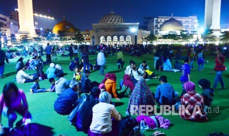 Masyarakat berkumpul di Alun-alun Kota Bandung, pada malam takbiran, Jumat (24/6). 